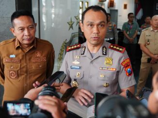 Kapolresta Malang Kota, Kombes Pol Putu Kholis Aryana memberikan keterangan kepada wartawan terkait ungkap uang palsu. (ist).