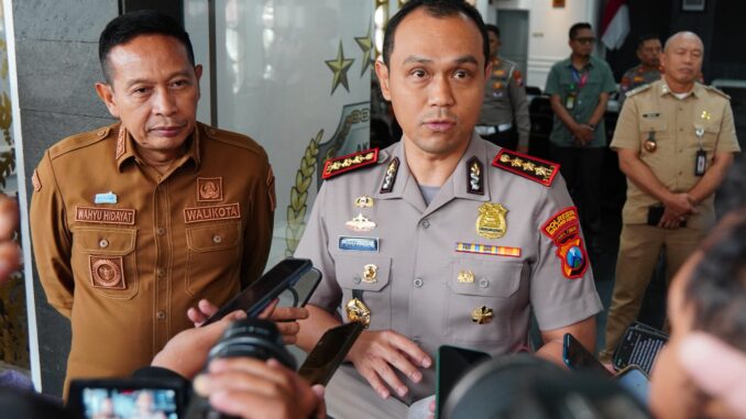 Kapolresta Malang Kota, Kombes Pol Putu Kholis Aryana memberikan keterangan kepada wartawan terkait ungkap uang palsu. (ist).