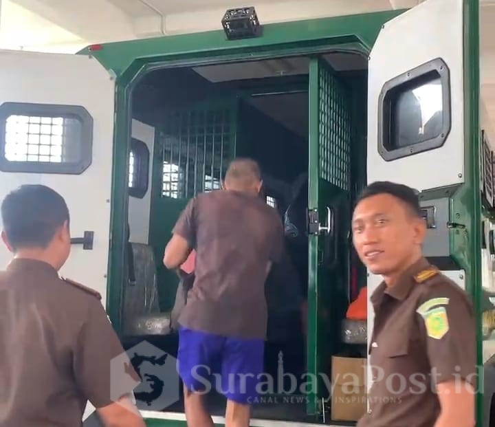 Tersangka dikawal petugas Kejaksaan menuju mobil tahanan. (ist).