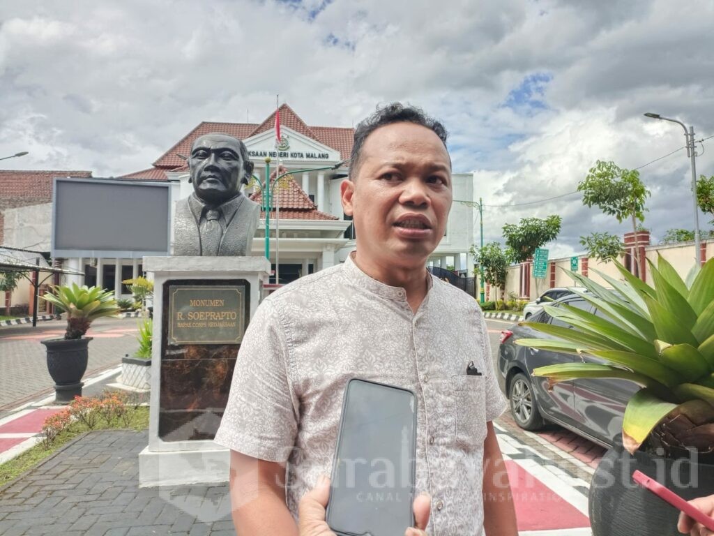 Guntur Putra Abdi Wijaya, SH, MH, penasehat hukum tersangka memberikan keterangan kepada wartawan.