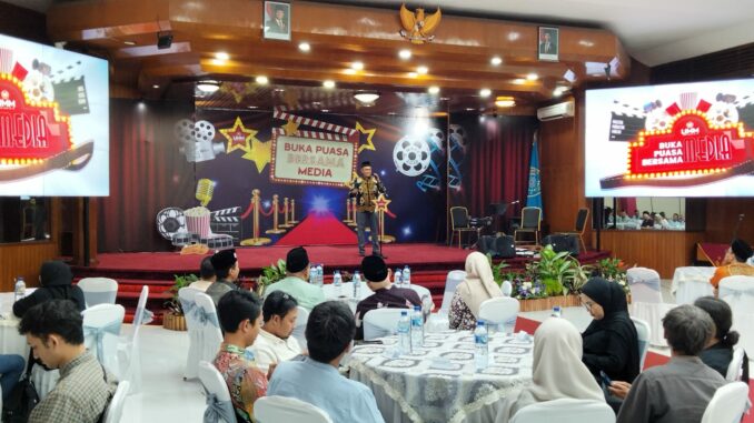 Kegiatan buka puasa bersama ini dihadiri oleh jajaran pimpinan UMM, tim Humas UMM, dan wartawan dari berbagai media, Kamis (5/3/2026).