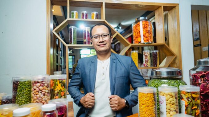 Abdullah Dzikri, alumnus Agribisnis UMM tahun 2017, membuktikan bahwa ilmu yang ditempa di bangku kuliah mampu menembus pasar global. (istimewa).