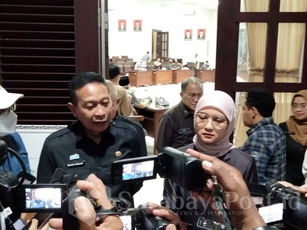Wali Kota Malang, Wahyu Hidayat memberikan keterangan kepada wartawan usai paripurna