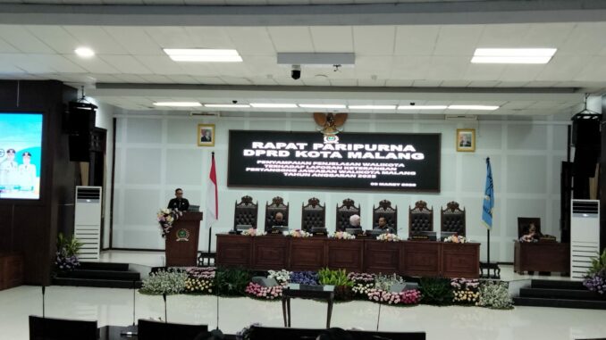 Wali Kota Wahyu Hidayat menyampaikan LKPJ Tahun Anggaran 2025 dalam rapat paripurna DPRD Kota Malang, Senin (9/3/2026).