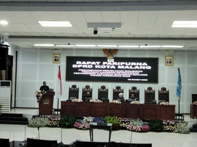 Wali Kota Wahyu Hidayat menyampaikan LKPJ Tahun Anggaran 2025 dalam rapat paripurna DPRD Kota Malang, Senin (9/3/2026).