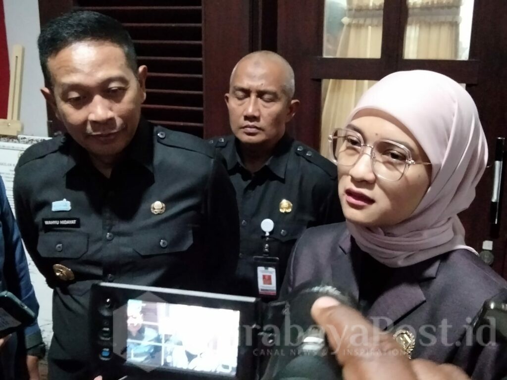 Ketua DPRD Kota Malang, Amithya Ratnanggani Sirraduhita didampingi Walikota Wahyu Hidayat memberikan keterangan kepada wartawan