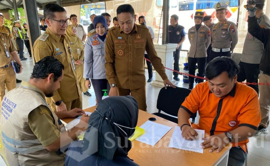 Wali Kota Wahyu Hidayat didampingi Kasatlantas Polresta Malang Kota, AKP Rio Angga Prasetyo meninjau pemeriksaan kesehatan sopir di Terminal Arjosari