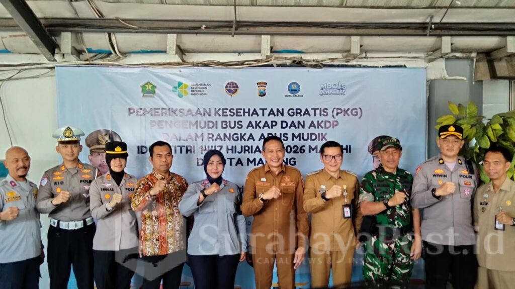 Periksa Kesehatan Sopir Angkutan Antar Kota, Wali Kota Malang: Mayoritas Sopir Masih Layak Bertugas MALANGKOTA (SurabayaPost.id) - Pemerintah Kota (Pemkot) Malang melakukan pemeriksaan kesehatan terhadap sopir angkutan antar kota jelang Lebaran untuk memastikan keselamatan penumpang dan kelayakan pengemudi. Wali Kota Malang Wahyu Hidayat mengatakan hasil pemeriksaan menunjukkan mayoritas sopir masih layak bertugas, namun ada beberapa catatan yang perlu diperhatikan. "Ada yang terindikasi alkohol dari tape, rata-rata juga ada darah tinggi karena baru datang, dan ada driver yang di tes pendengarannya tidak respons," ujar Wahyu, Selasa (10/3/2026). Menurutnya, pemeriksaan ini bertujuan memberikan rekomendasi kepada sopir dan pemilik angkutan agar memperhatikan kondisi kesehatan pengemudi dan kelayakan kendaraan. Pemkot Malang akan memastikan pemeriksaan kesehatan dilakukan lebih detail, terutama aspek pendengaran. Wahyu menekankan pentingnya pemeriksaan ini untuk meminimalkan potensi kecelakaan yang disebabkan oleh kondisi kesehatan pengemudi maupun kelayakan kendaraan. Dengan demikian, keselamatan penumpang dan pengguna jalan lainnya dapat terjamin. Pemeriksaan kesehatan ini merupakan bagian dari upaya Pemkot Malang untuk meningkatkan keselamatan transportasi umum dan mengurangi risiko kecelakaan. (lil).