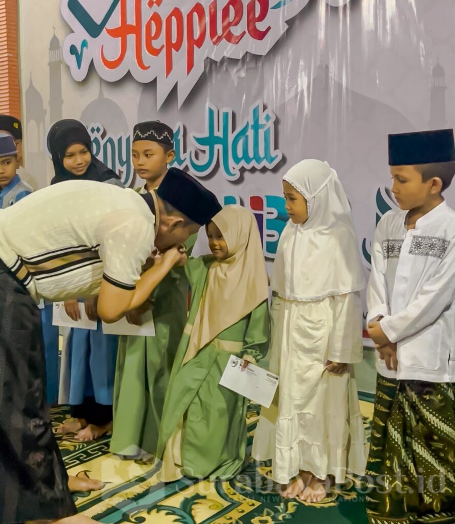 Rektor UIBU, Dr Nurcholis Sunuyeko, M.Si mencium tangan salah satu anak panti asuhan, Selasa (10/3/2026).
