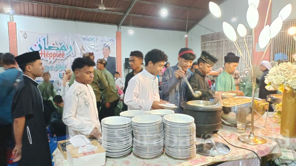 CERIA: Anak-anak panti asuhan tampak ceria buka puasa bersama di Universitas Insan Budi Utomo