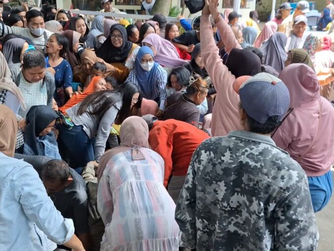 Pasar Murah Kedungkandang Berubah Ricuh, Pagar Roboh Warga Serbu Sembako, Selasa (10/3/2026).