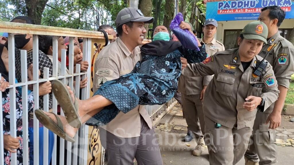 Salah satu warga pinsan dan dilarikan untuk mendapatkan pertolongan