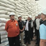 Wali Kota Malang, Wahyu Hidayat saat meninjau stok beras di gudang Bulog bersama TPID, Rabu (11/3/2026).