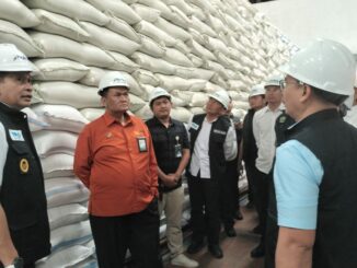 Wali Kota Malang, Wahyu Hidayat saat meninjau stok beras di gudang Bulog bersama TPID, Rabu (11/3/2026).