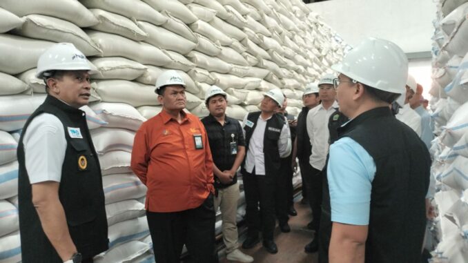 Wali Kota Malang, Wahyu Hidayat saat meninjau stok beras di gudang Bulog bersama TPID, Rabu (11/3/2026).