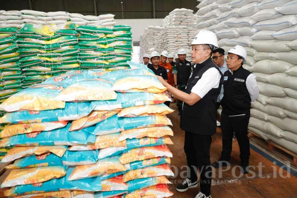 Wali Kota Wahyu Hidayat saat berqdi di gudang Bulog. (Foto: Prokompim).