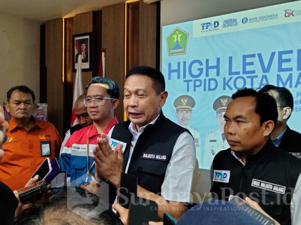 Wali Kota Wahyu Hiadayat memberikan keterangan kepada wartawan