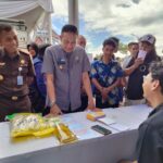 Gandeng Kejaksaan Negeri, Pemkot Malang menggelar Pasar Murah di halaman Kantor Kejari Kota Malang, Kecamatan Blimbing, Kamis, 12 Maret 2026.