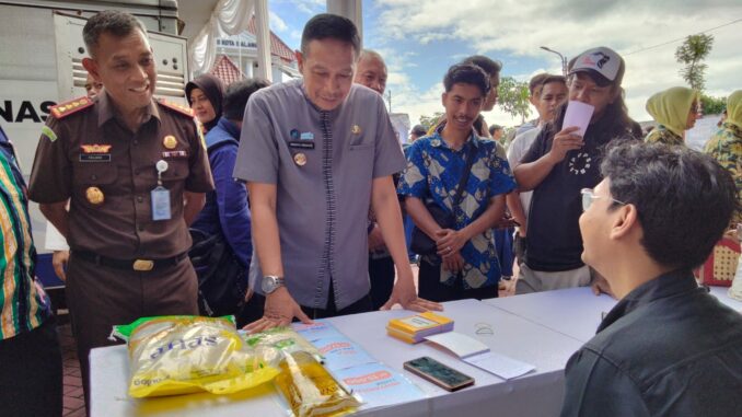 Gandeng Kejaksaan Negeri, Pemkot Malang menggelar Pasar Murah di halaman Kantor Kejari Kota Malang, Kecamatan Blimbing, Kamis, 12 Maret 2026.