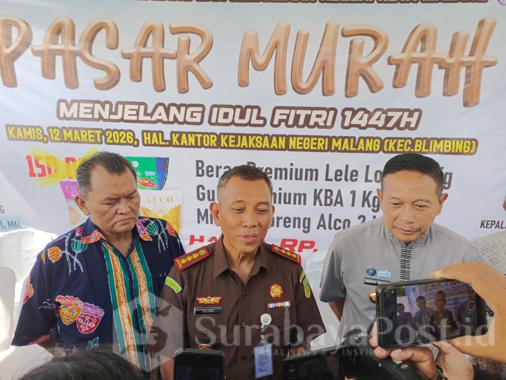 Kajari Tri Joko bersama Walikota Wahyu Hidayat memberikan keterangan kepada wartawan