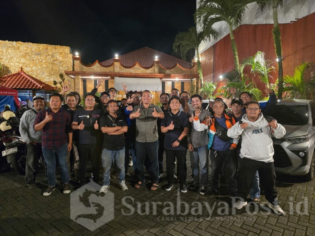 KPLP Eksa Rahnuzulian beserta para Kasi dan staf pose bersama para jurnalis usia buka puasa bersama.