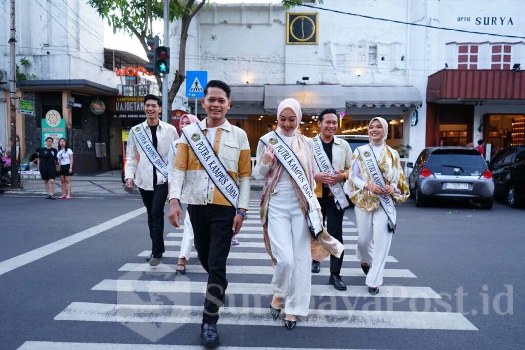 Kegiatan Ngabuburit ini menampilkan batik ecoprint karya dosen UMM yang dikenakan oleh putera-puteri kampus. (ist).