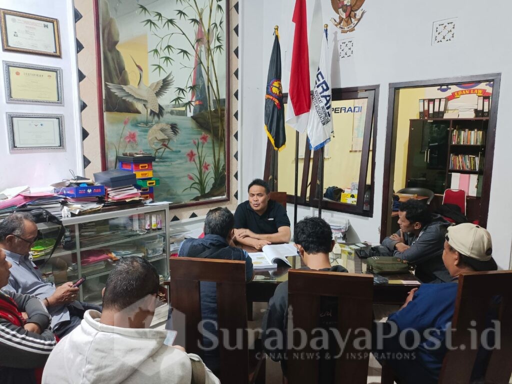 Sumardhan, SH, MH menggelar konferensi pers di kantor Edan Law usai persidangan