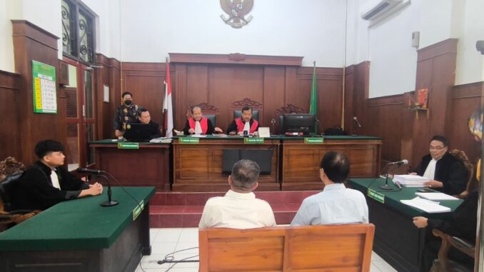 Terdakwa Awan dan Hadi Santoso Minta Dibebaskan dalam Kasus Dugaan Korupsi Pengadaan Lahan Polinema, Jumat 13 Maret 2026. (Foto: Kejari Kota Malang).