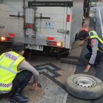 Tim Urai Polresta Malang Kota Gerak Cepat Bantu Mobil Box Pecah Ban di Jalur Utama, Minggu 15 Maret 2026. (istimewa).