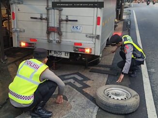 Tim Urai Polresta Malang Kota Gerak Cepat Bantu Mobil Box Pecah Ban di Jalur Utama, Minggu 15 Maret 2026. (istimewa).