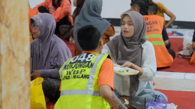 Hangatnya Ramadan di Balik Jeruji: Warga Binaan Lapas Malang Buka Puasa Bersama Keluarga. (Sumber L'SIMA).
