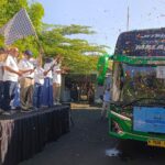 Direktur Utama Jasa Tirta 1, Fahmi Hidayat, memberangkatkan ratusan pemudik, Selasa 17 Maret 2026.