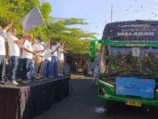 Direktur Utama Jasa Tirta 1, Fahmi Hidayat, memberangkatkan ratusan pemudik, Selasa 17 Maret 2026.