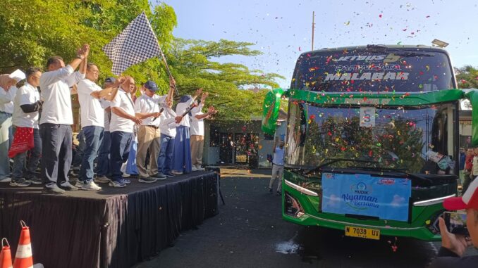 Direktur Utama Jasa Tirta 1, Fahmi Hidayat, memberangkatkan ratusan pemudik, Selasa 17 Maret 2026.