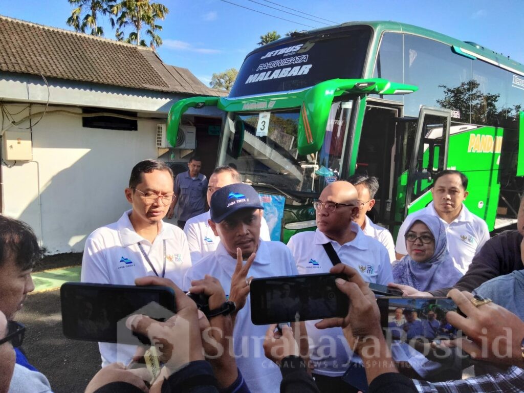 Direktur Utama Jasa Tirta 1, Fahmi Hidayat memberikan keterangan kepada wartawan