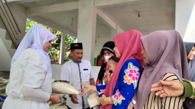 Harta Sejati adalah Sedekah: Abah Ikhsan Salurkan 8 Ton Beras, Wujudkan Kepedulian Sosial yang Tak Ternilai.