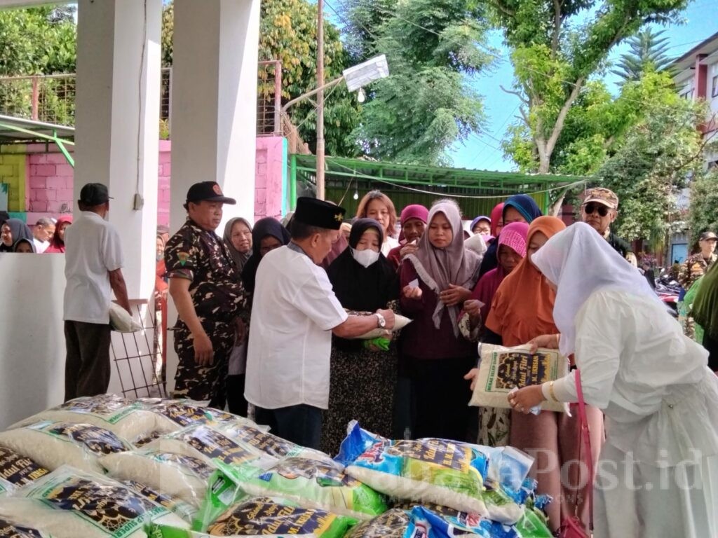 H. Muhammad Ikhsan atau lebih dikenal dengan sebutan Abah Ikhsan ini menyalurkan lebih dari 8 ton beras kepada masyarakat di kawasan Arjosari dan sekitarnya.