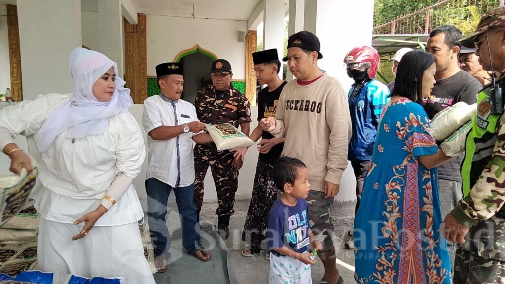 Proses pembagian berlangsung tertib dan kondusif, karena selain dengan sistem kupon, penerima manfaat juga dibantu informasi dan antreannya dari tim MWC NU Blimbing dan Banser.