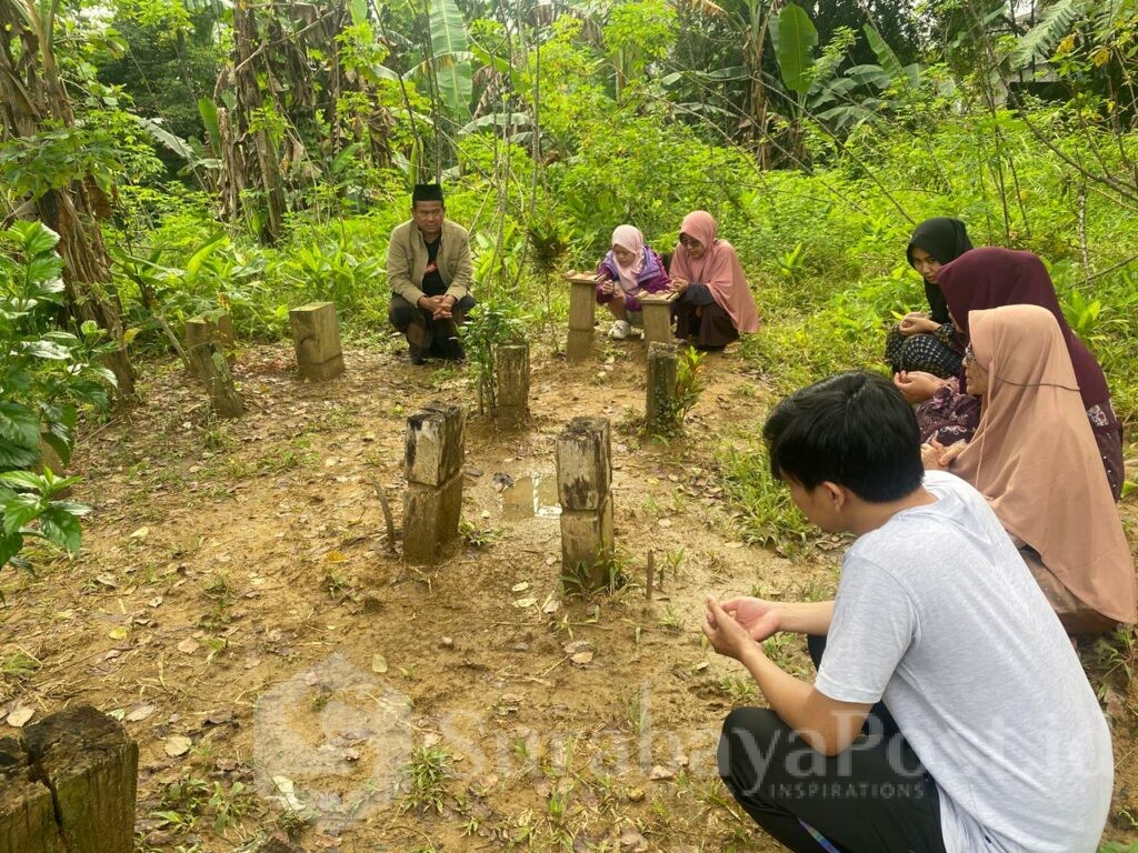 Setelah sholat Iedul Fitri,ustadz Rokhmad mengajak keluarganya ke makam untuk berdoa