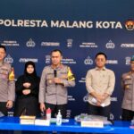 Kapolresta Malang Kota, Kombes Pol Putu Kholis Aryana menggelar konferensi pers hasil ungkap kasus Penusukan yang mengakibatkan korban tewas, Selasa (24/3/2026).