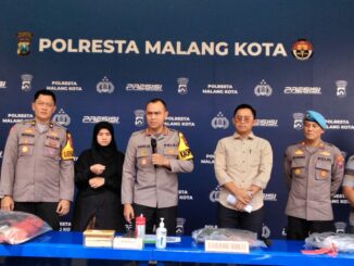 Kapolresta Malang Kota, Kombes Pol Putu Kholis Aryana menggelar konferensi pers hasil ungkap kasus Penusukan yang mengakibatkan korban tewas, Selasa (24/3/2026).