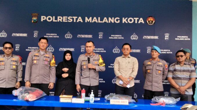 Kapolresta Malang Kota, Kombes Pol Putu Kholis Aryana menggelar konferensi pers hasil ungkap kasus Penusukan yang mengakibatkan korban tewas, Selasa (24/3/2026).