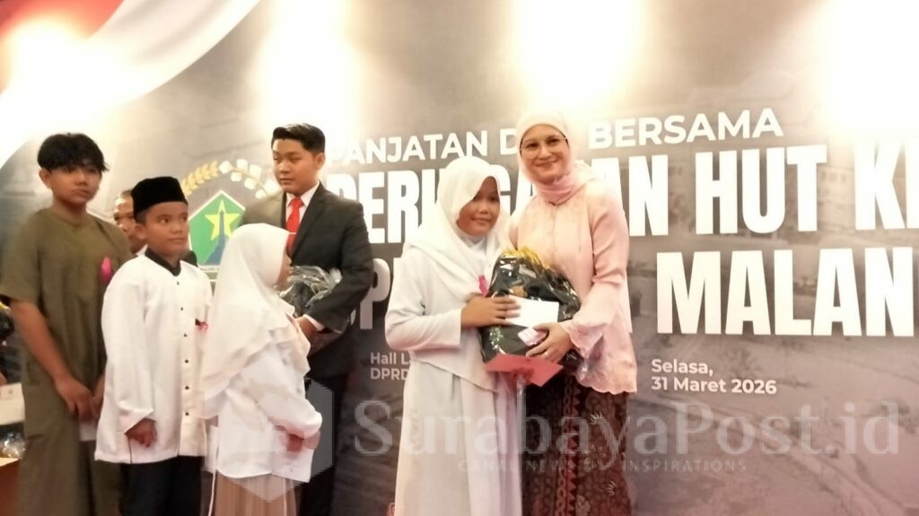 Ketua DPRD, Amithya Ratnanggani Sirraduhita memberikan santunan kepada anak yatim piatu dalam rangkaian HUT ke 112.