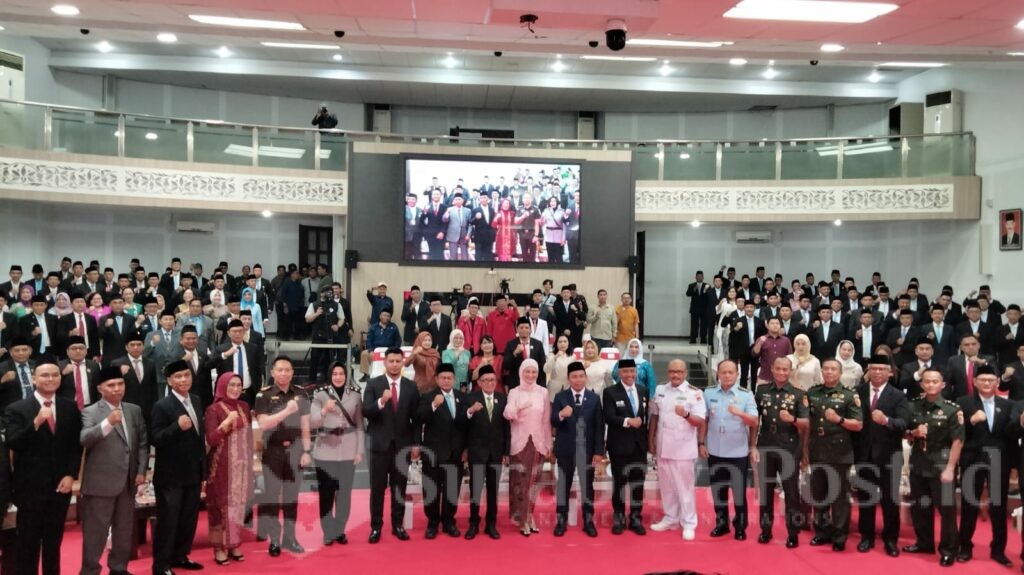 Ketua DPRD Kota Malang, Amithya Ratnanggani Sirraduhita dan Wakil Wali Kota Ali Muthohirin pose bersama jajaran Forkompinda dan anggota DPRD usai rapat Paripurna