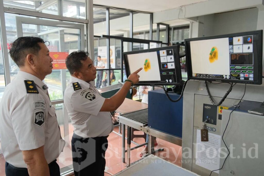 Petugas menemukan handphone saat pemeriksaan menggunakan mesin X-Ray. (ist).