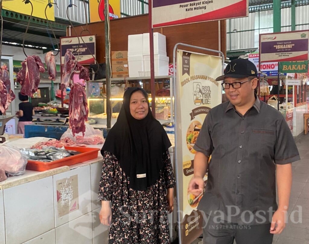 Anggota Komisi B DPRD Kota Malang, Dr. H. Indra Permana saat memantau harga daging disalah satu pasar. (ist).