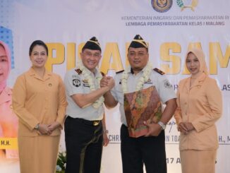 SALAM KOMANDO: Kalapas Christo Toar dalam komandan dengan Teguh Pamuji dalam q ada pisah sambut, Jumat 17 April 2026. (Sumber L'SIMA).