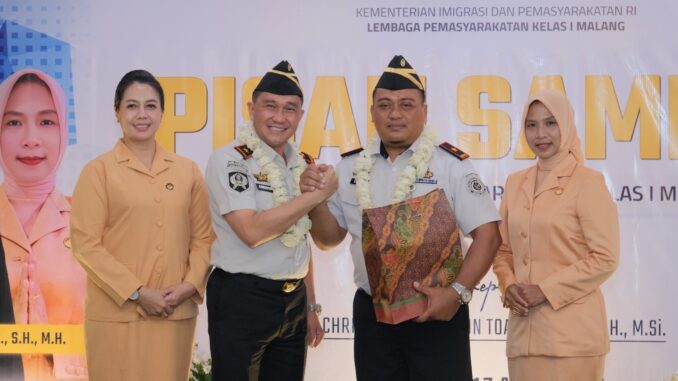 SALAM KOMANDO: Kalapas Christo Toar dalam komandan dengan Teguh Pamuji dalam q ada pisah sambut, Jumat 17 April 2026. (Sumber L'SIMA).