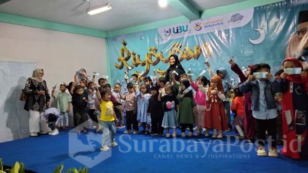 Kebahagiaan terpancar dari wajah putra putri dosen dan karyawan UIBU saat menerima angpao lebaran