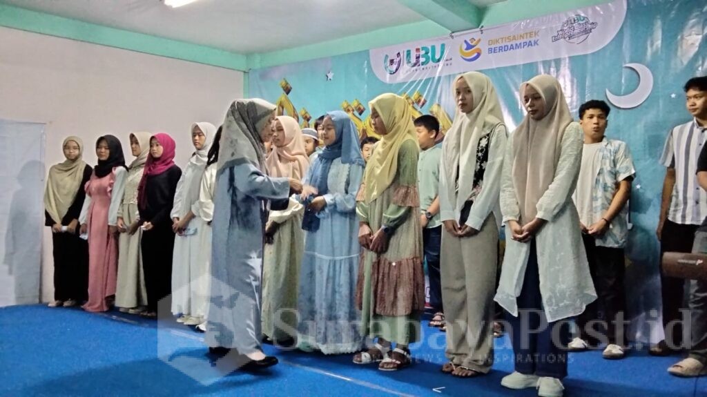 JENJANG SMP& SMA: Kebahagiaan juga diramaikan putra putri dosen dan karyawan UIBU saat menerima angpao lebaran